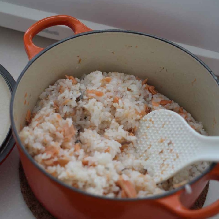 一緒に炊き込み！　ルクルーゼで炊く鮭梅ご飯